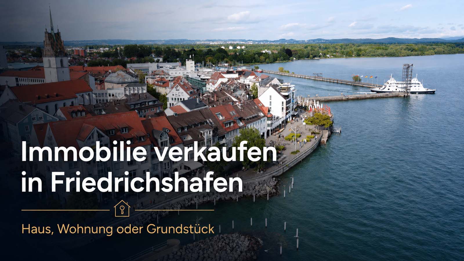 Beitragsbild zur Seite „Immobilie verkaufen in Friedrichshafen“ mit Luftaufnahme der Uferpromenade, Altstadt und dem Bodensee in Friedrichshafen.