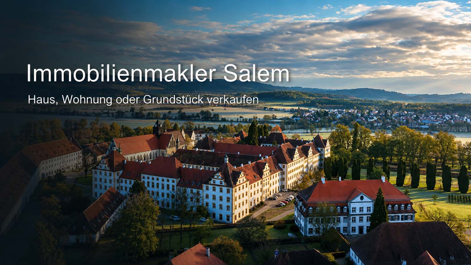 Luftaufnahme von Salem mit Klosteranlage und Landschaft, Beitragsbild zum Thema Immobilienmakler Salem für Haus-, Wohnungs- und Grundstücksverkauf.