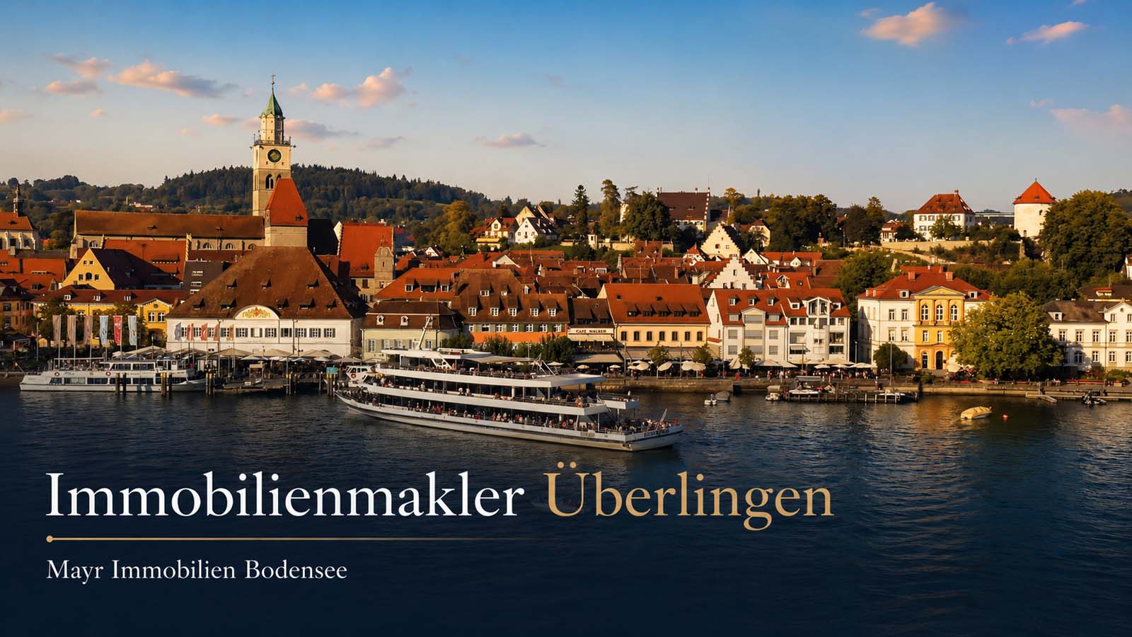 Überlingen am Bodensee mit Uferpromenade, Schiffen und Altstadt als Beitragsbild für Immobilienmakler Überlingen von Mayr Immobilien Bodensee