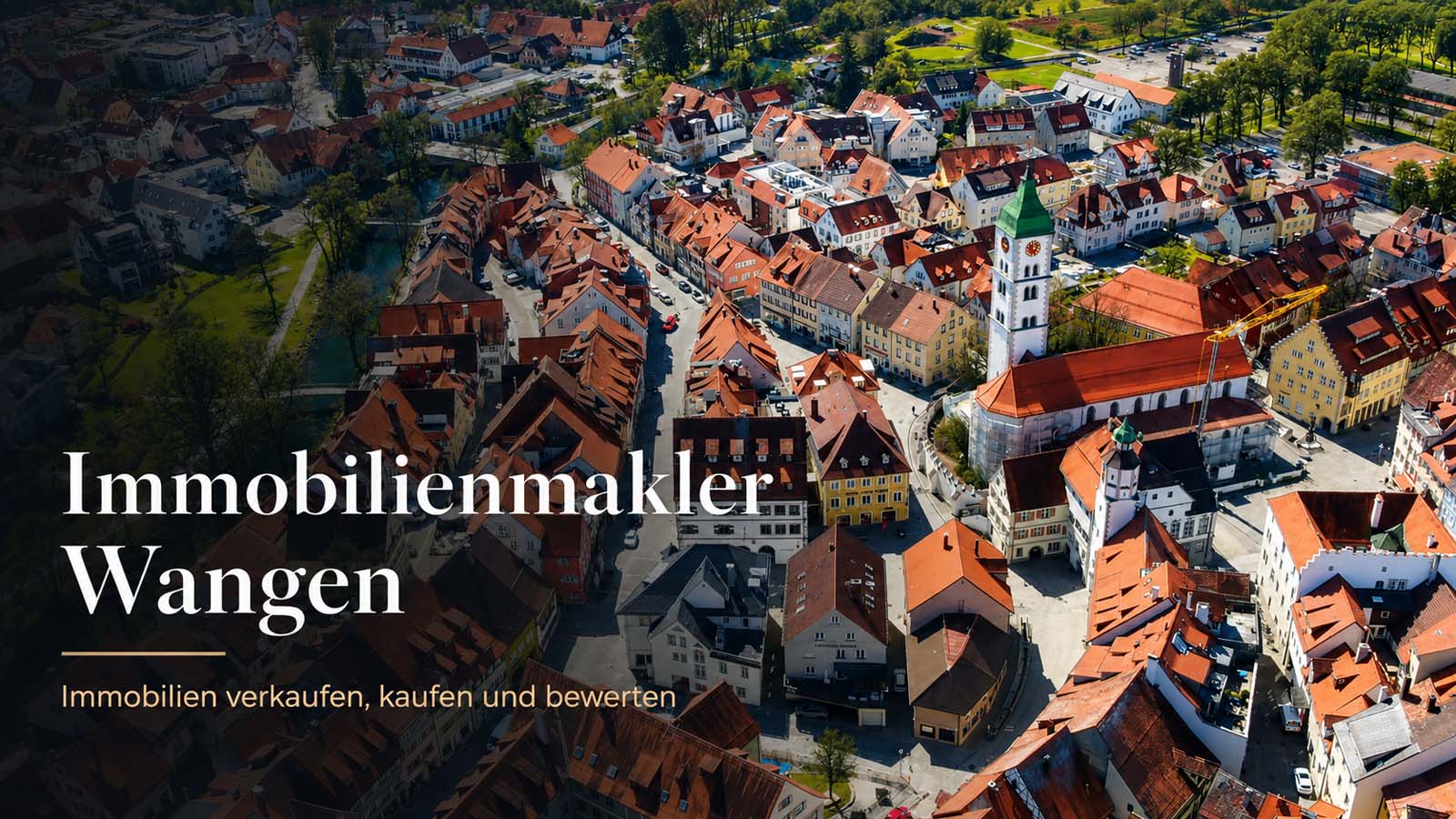Luftbild von Wangen im Allgäu mit Altstadt, roten Dächern und Kirche als Beitragsbild zum Thema Immobilienmakler Wangen