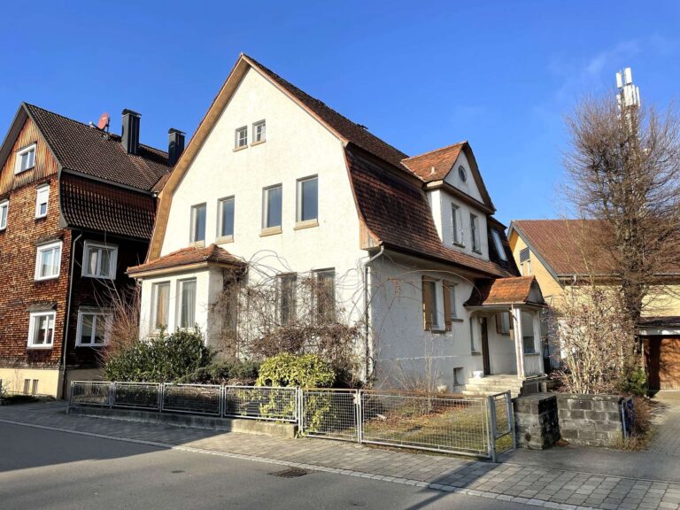 Sanierungsbedürftiges Zweifamilienhaus auf großzügigem Grundstück in Langenargen