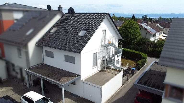 Neuwertige Doppelhaushälfte mit Einliegerwohnung in bevorzugter Lage von Ailingen