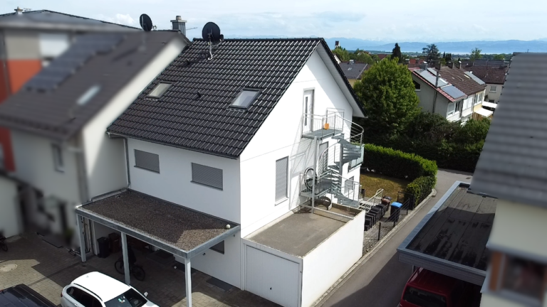 Neuwertige Doppelhaushälfte mit Einliegerwohnung in bevorzugter Lage von Ailingen